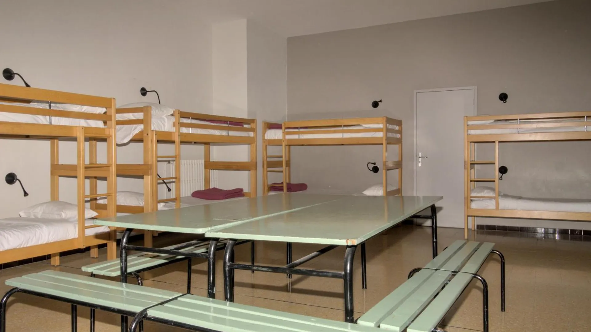 Hostel Auberge De Jeunesse Hi Marseille Bois-Luzy